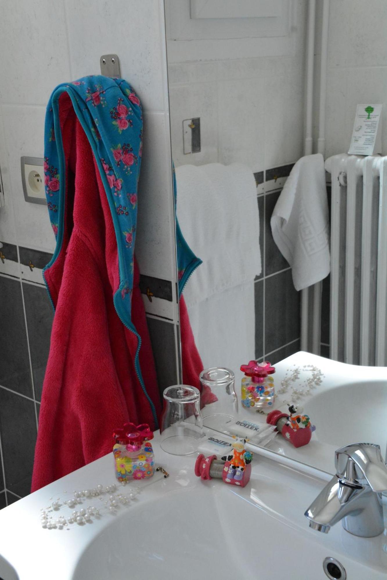 Logis Hotel Restaurant De France Saint-Geniez-d'Olt Room photo